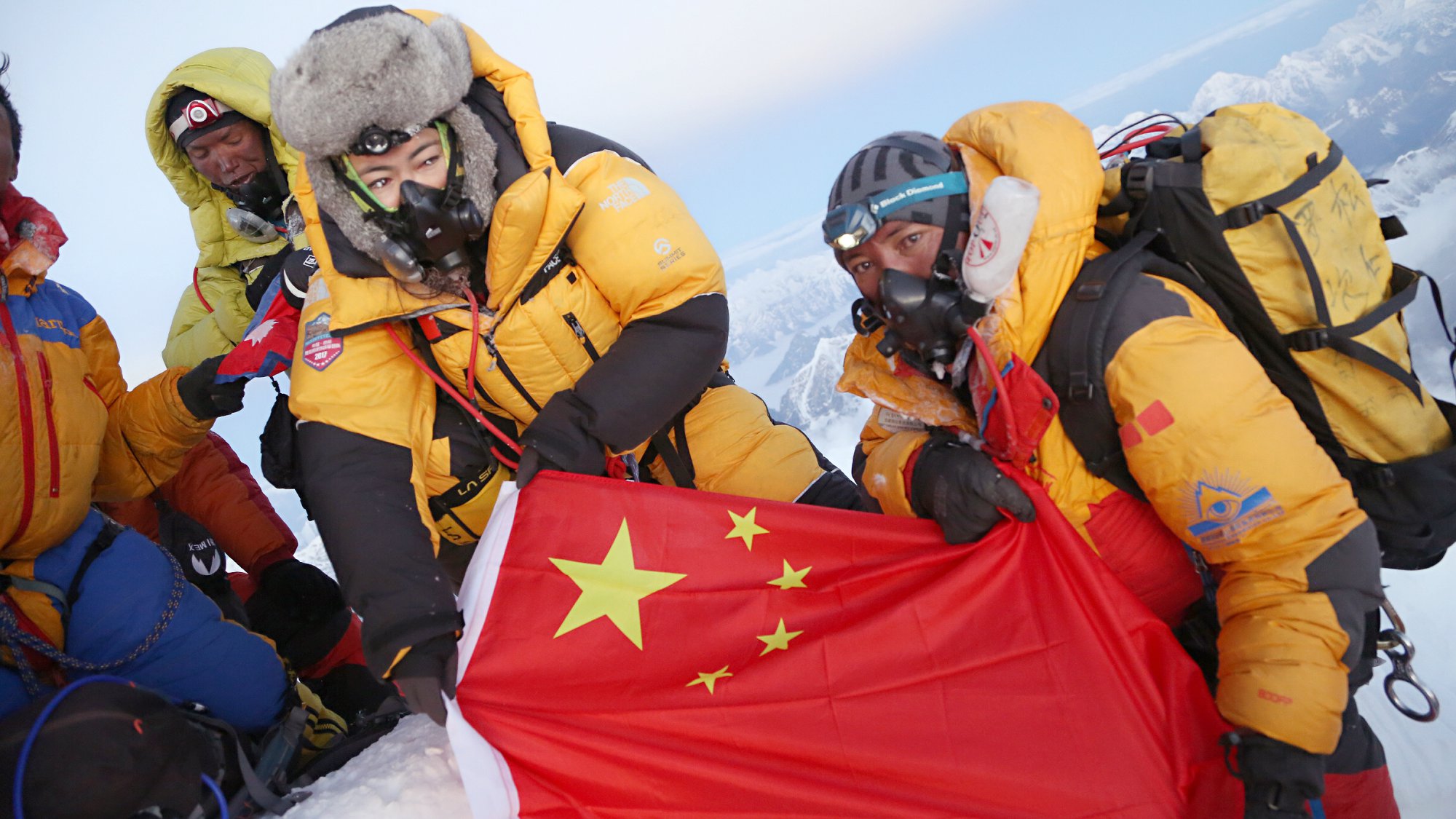 2成功登顶-贵贵州省登山队供图.jpg