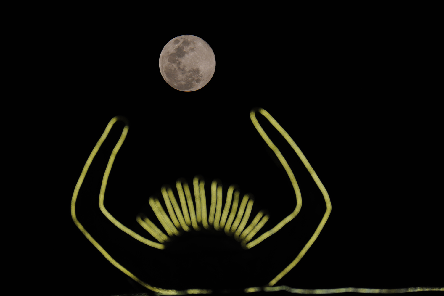 【月趣】2018年3月31日，在贵州省黔东南苗族侗族自治州凯里市民族体育馆拍摄到的月亮.jpg