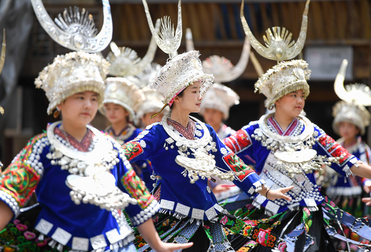 8月6日，苗族村民在贵州省黔东南苗族侗族自治州雷山县郎德苗寨为游客表演民族舞蹈。.J.jpg